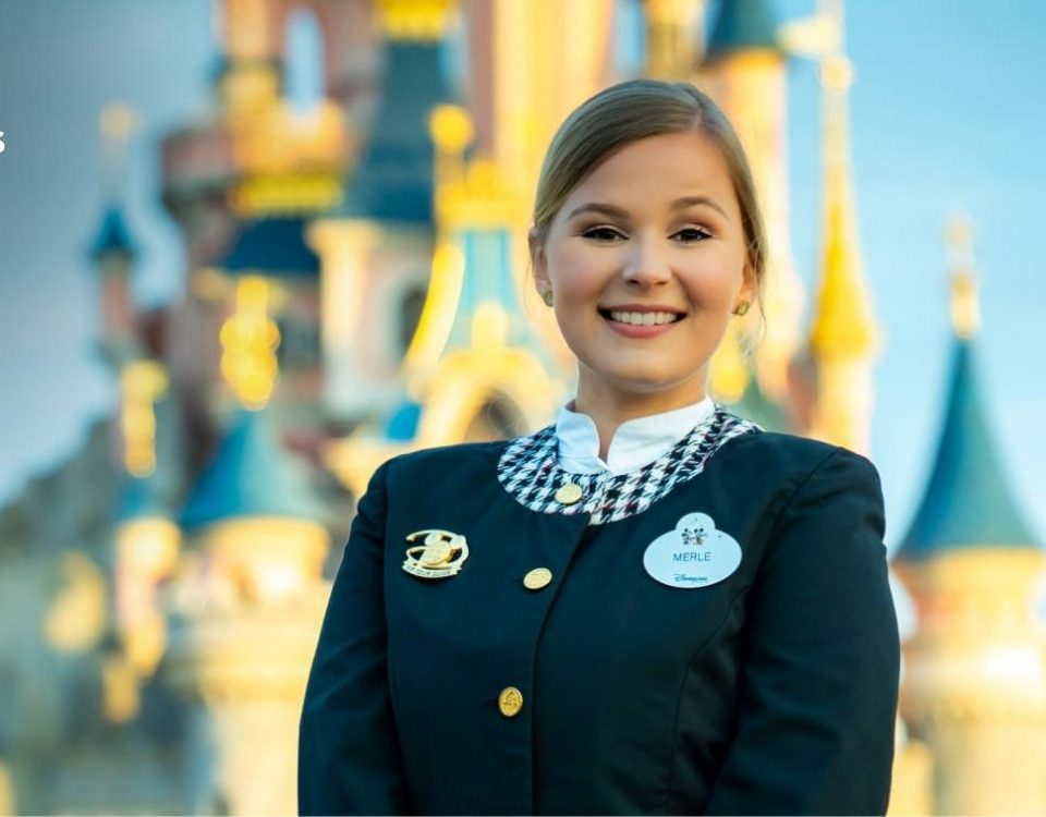 Guide VIP Disneyland Paris devant le Château de la Belle au Bois Dormant