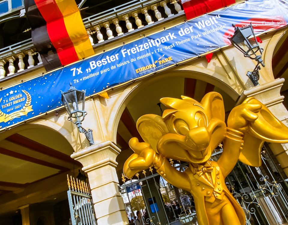 Statue dorée d’Euromaus à l’entrée principale d’Europa-Park à Rust