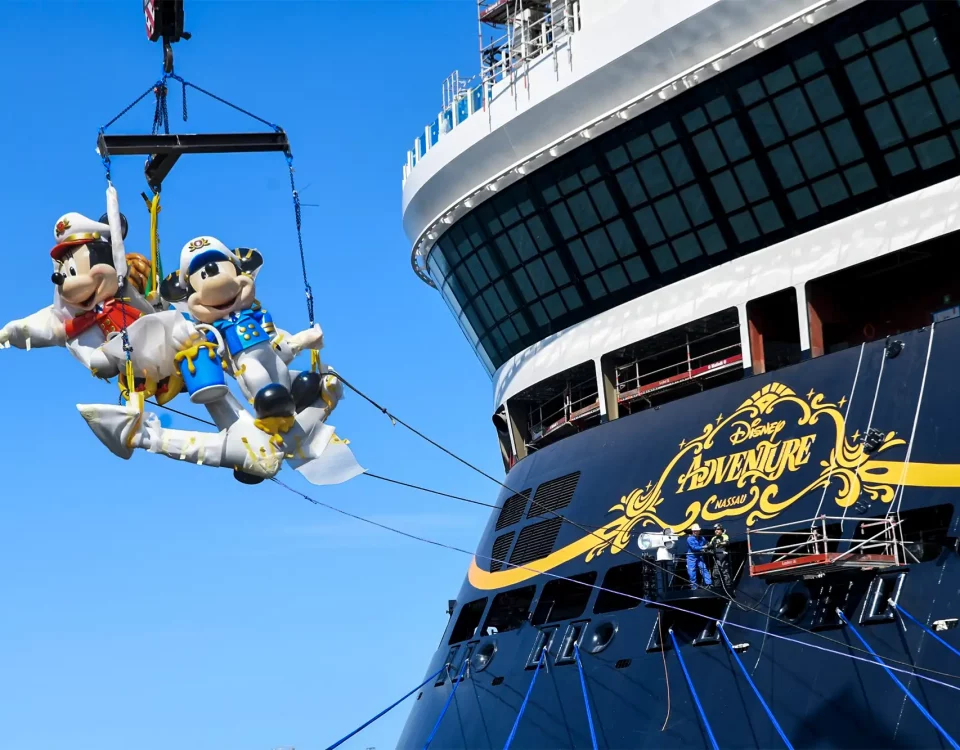 Statues de Mickey et Minnie installées sur la proue du Disney Adventure, nouveau navire de Disney Cruise Line à Singapour